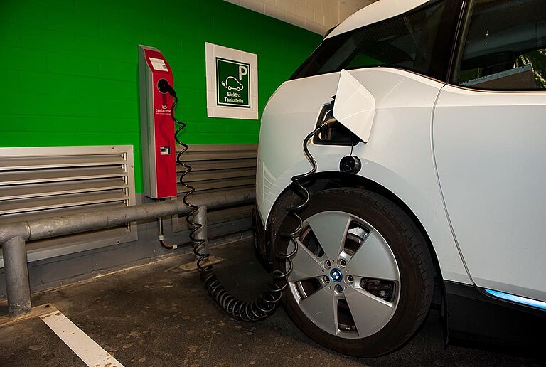 Sleep & Charge, E-Tanksäule in der Tiefgarage im centrovital Berlin