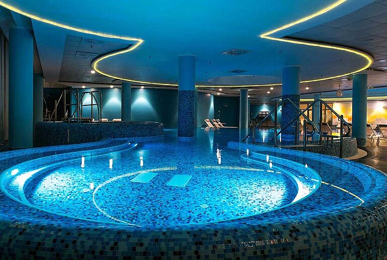 Whirlpool in der Pool- und Saunalandschaft im centrovital Hotel
