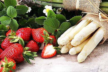 Spargel- und Erdbeerzeit im Restaurant emil's im centrovital Hotel ©beats/stock.adobe.com