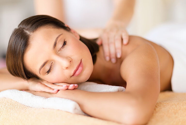 Rückenmassage ©Syda Productions/Fotolia.com