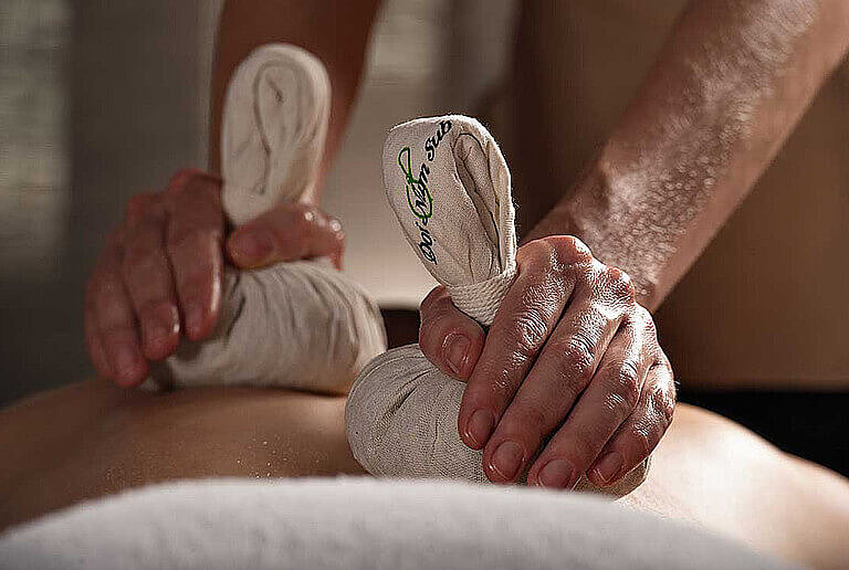 Kräuterstempelmassage im centrovital Day Spa
