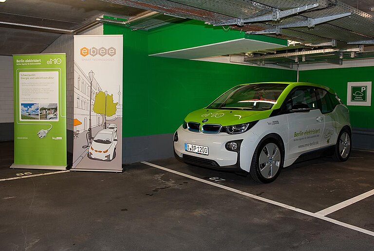 Sleep & Charge E-Tanksäule und Elektroauto im centrovital