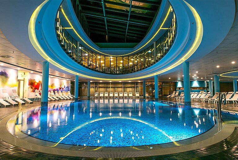 25-m-Pool in der Pool- und Saunalandschaft im centrovital Hotel