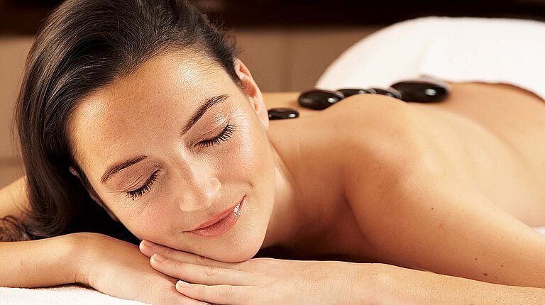 Wellness Berlin - Hot-Stone-Massage im centrovital