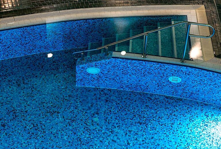 25-m-Pool in der Pool- und Saunalandschaft im centrovital Hotel