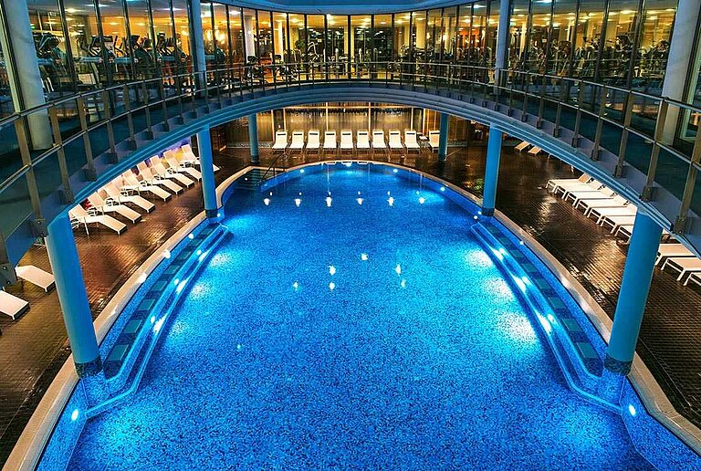 25-m-Pool in der Pool- und Saunalandschaft im centrovital Hotel