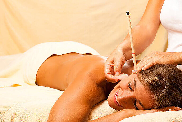 Ohrkerzenbehandlung ©Kzenon/Fotolia.com