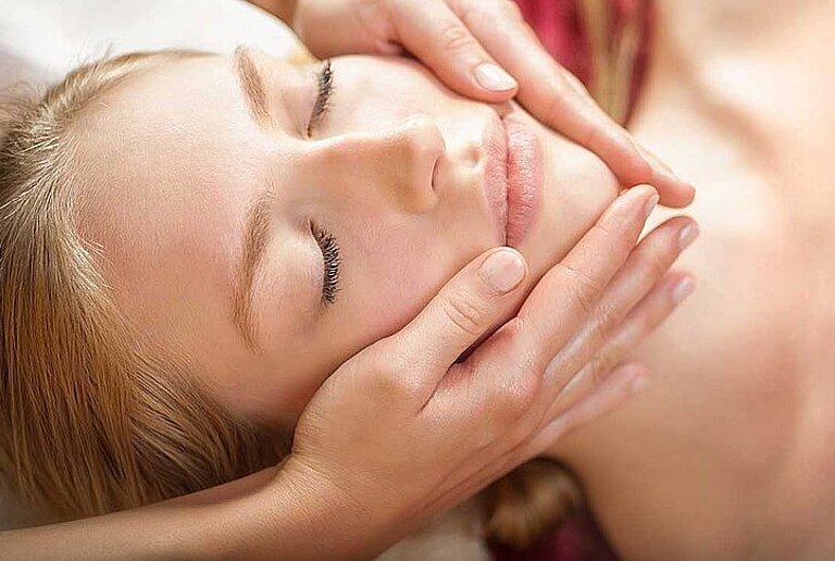 Gesichtsanwendung im centrovital Day Spa