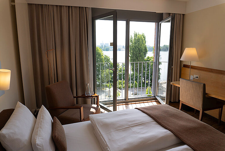 Relax Zimmer mit Seeblick im centrovital Hotel Berlin
