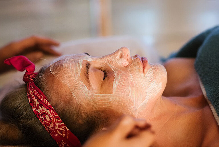 Regenerierende Gesichtsbehandlung im centrovital Ayurveda Center ©Jolie au Naturel